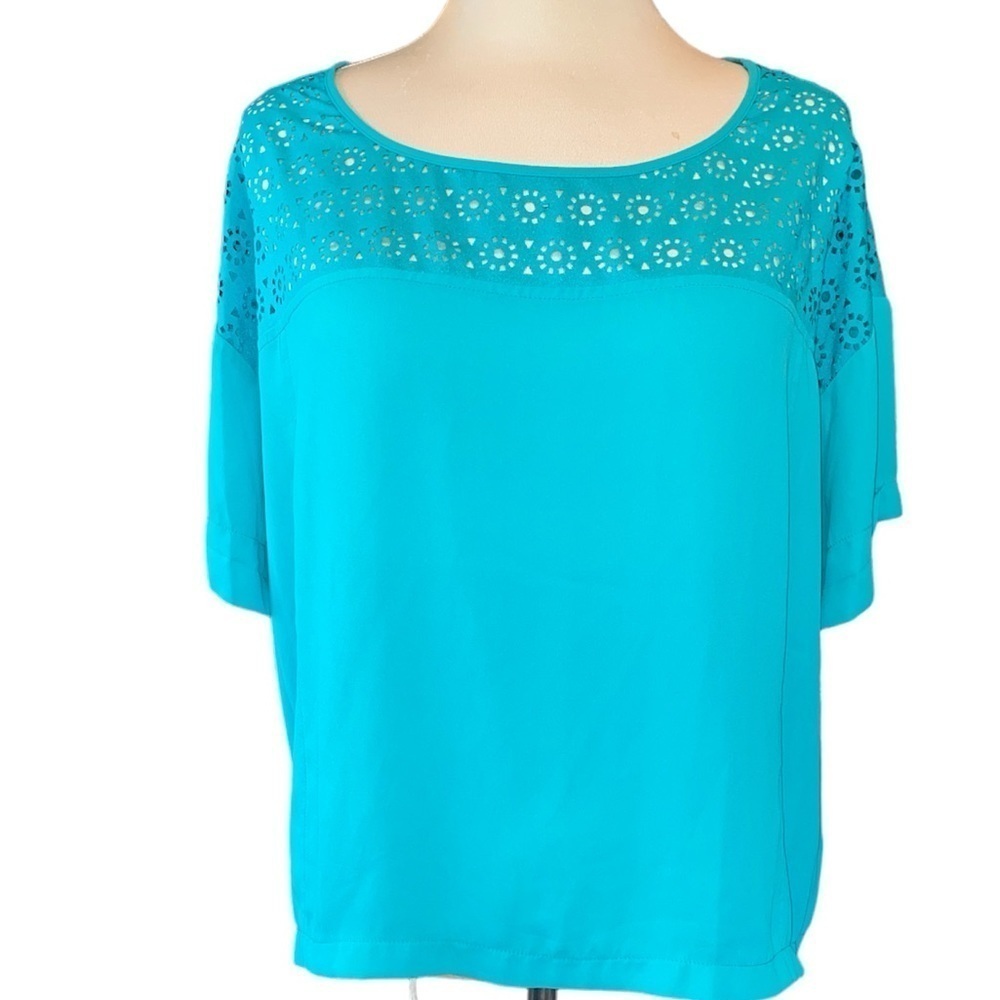 Attention blouse high/low style lasercut design top neckline short sleeves Sz L